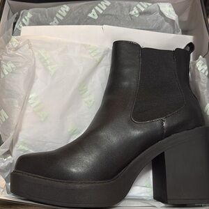 Mia platform boots